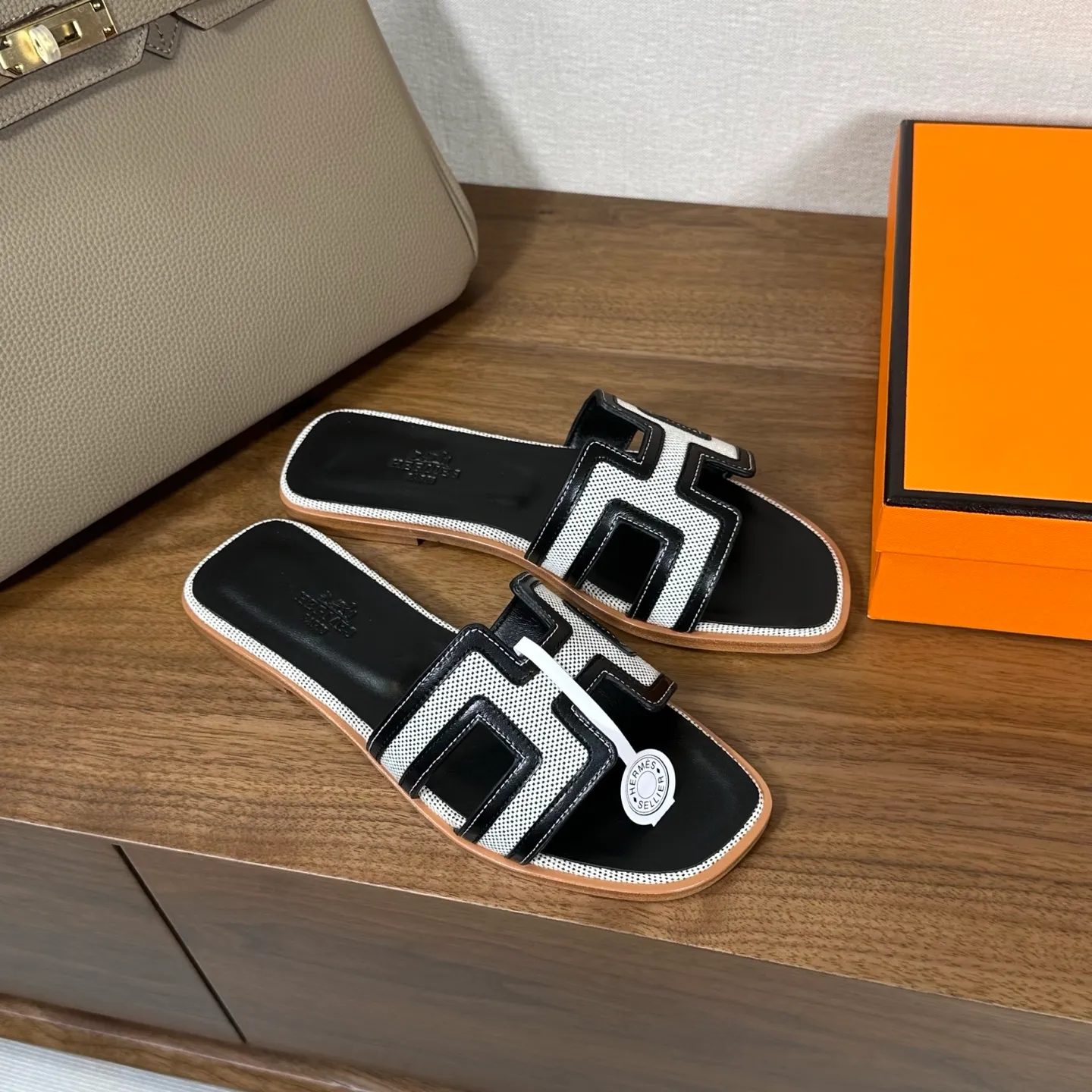 👟👟Ex-factory price 440👟👟 Hermes Hermes H slippers Oasis sandals series——————————Fashionable and versatile Super comfortable Every detail is made to the extreme Original swift calfskin Original 1:1 exclusive private mold upper/original leather outsole ▪️Packaging: Each pair of shoes comes with packaging ▪️SIZE: 35~42 (.40.41.42 customization is non-refundable and non-exchangeable)